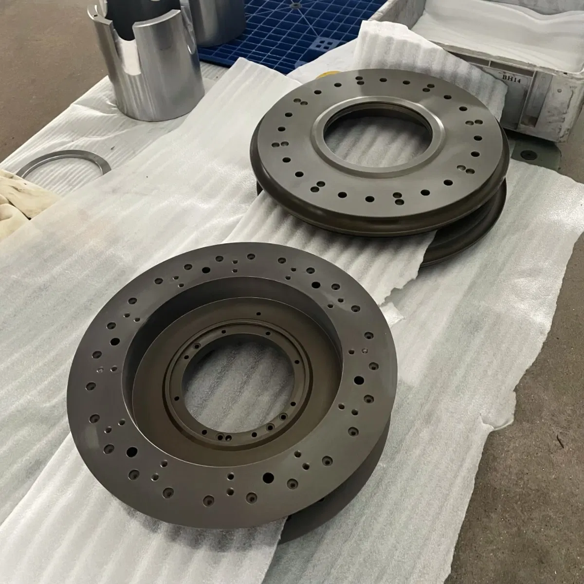 Componentes mecánicos de tipo disco de alta precisión mecanizados por CNC, fabricados en acero aleado de alta resistencia