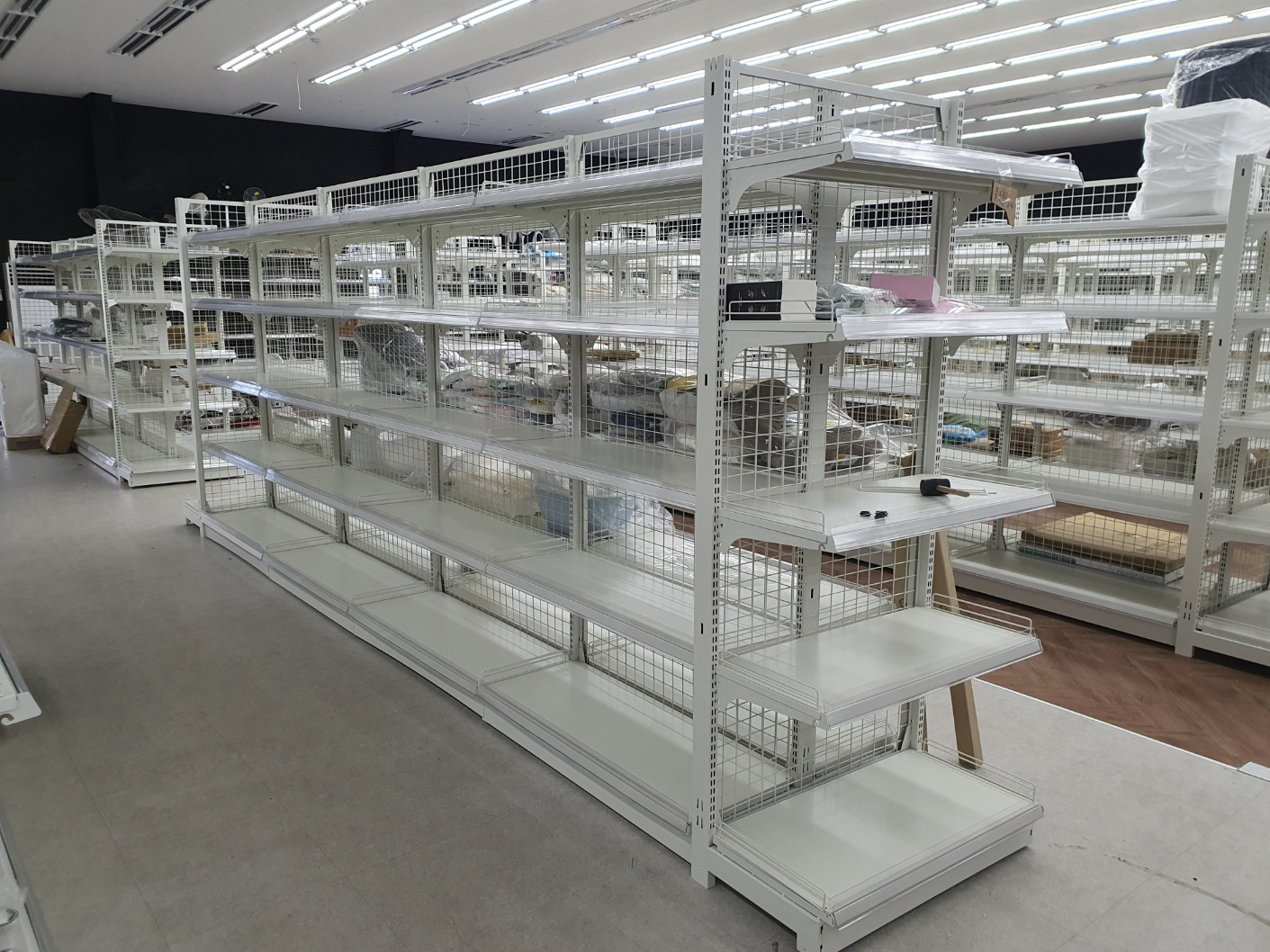 Supermarket Double-Sided Metallic Mesh Shelf Display Rack