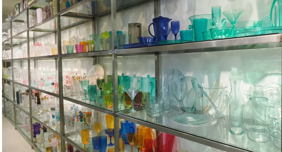 Custom Colored Plates and Cups Display