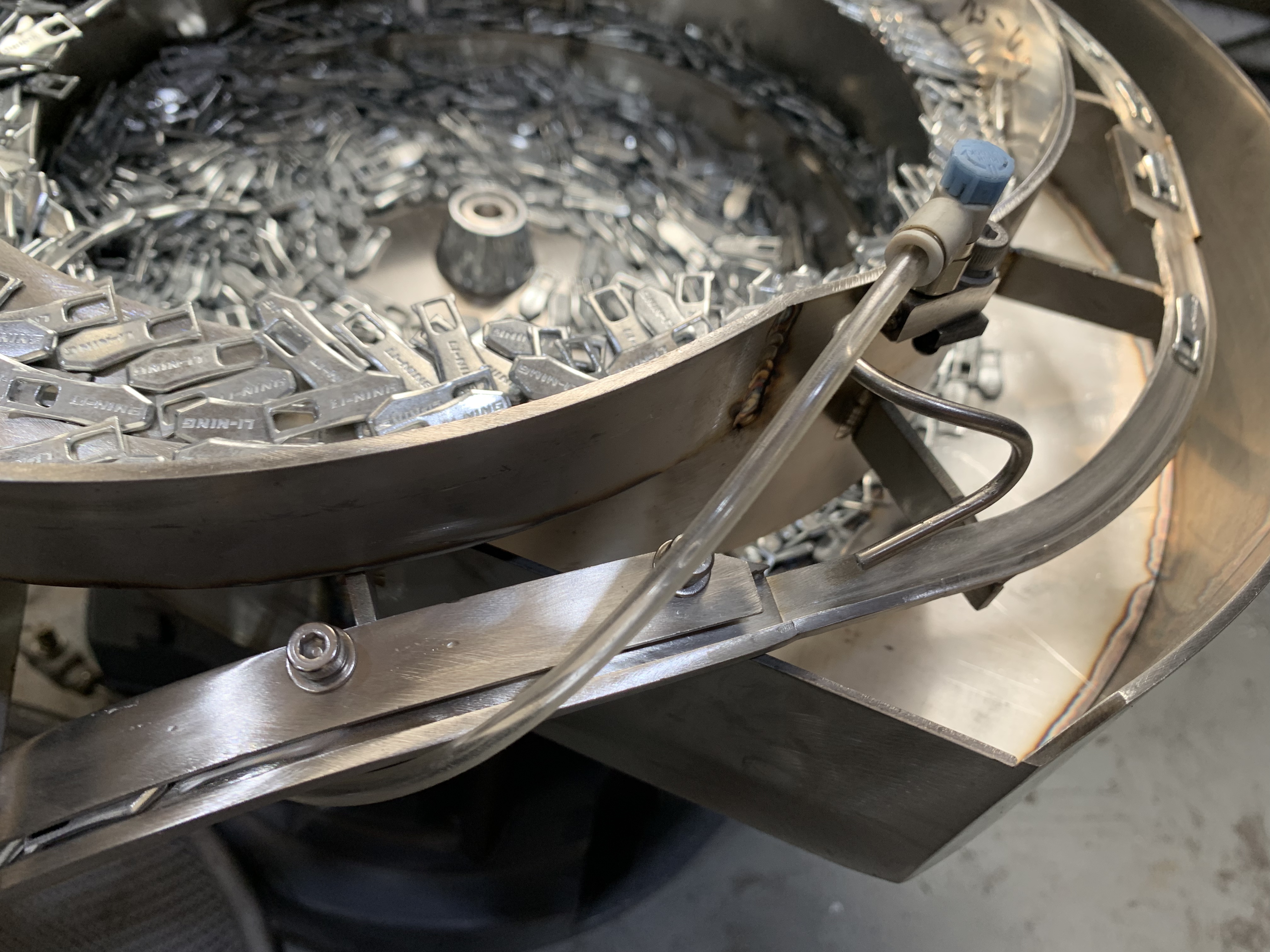 High Precision Automatic Zipper Feeding System Vibratory Bowl Feeder For Automation Assembly Line