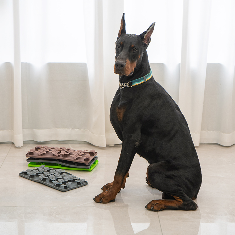 Silicone Dog Licking Mat Pet Slow Feeding Pad for Cats Sniffing Mat Pad Dog Silicone Mat Pet Treat Silicone Feeder