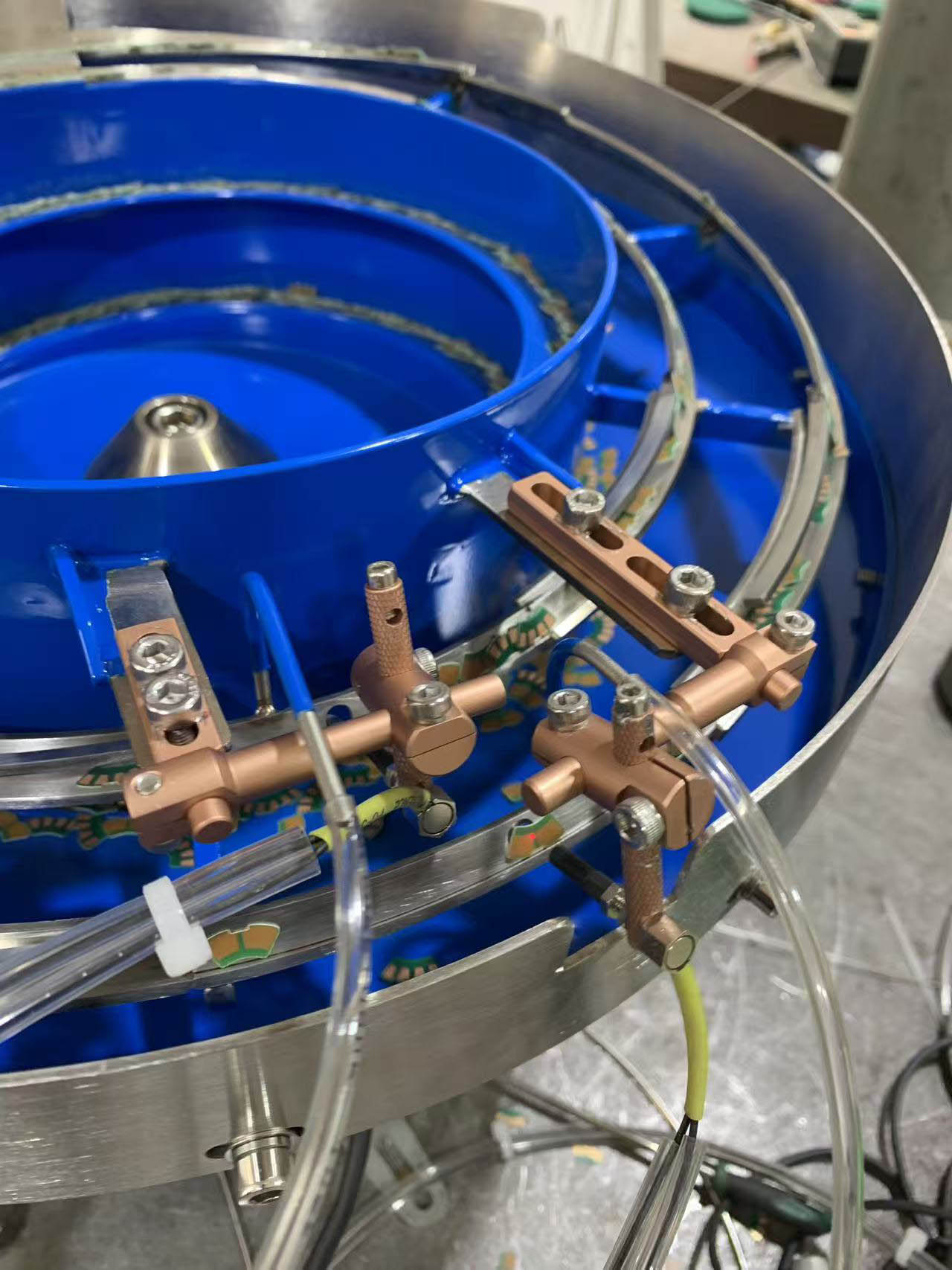 Double-line Feeding Machine Vibratory Bowl Feeder Equipped With A Visual Sensor
