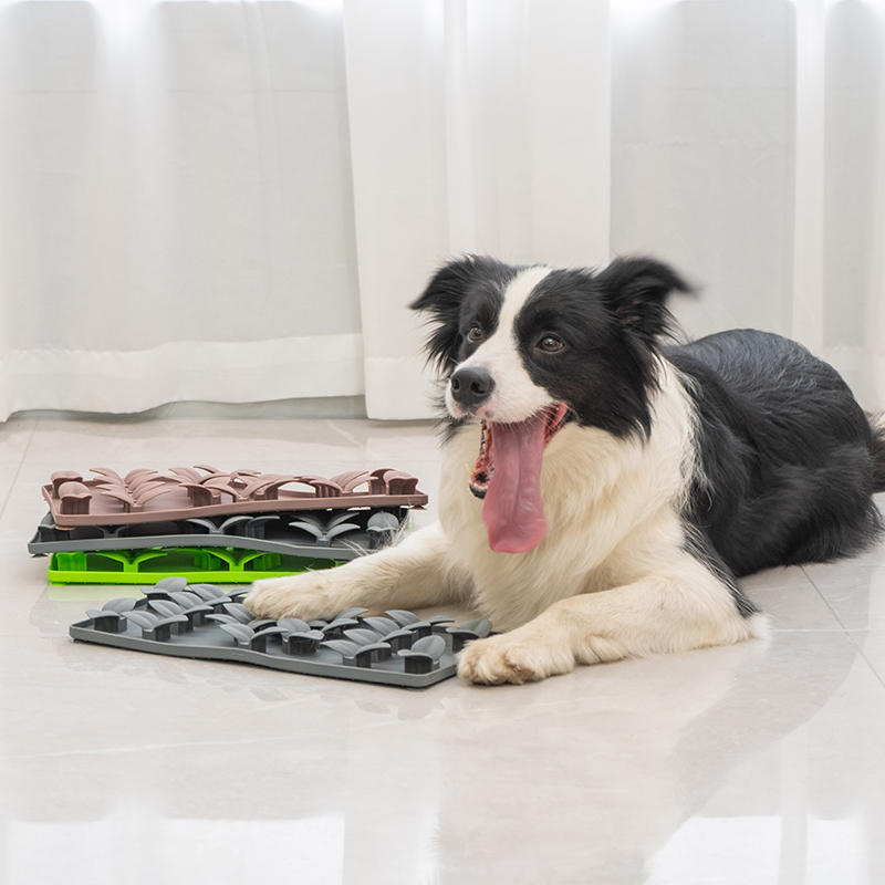 Silicone Dog Licking Mat Pet Slow Feeding Pad for Cats Sniffing Mat Pad Dog Silicone Mat Pet Treat Silicone Feeder