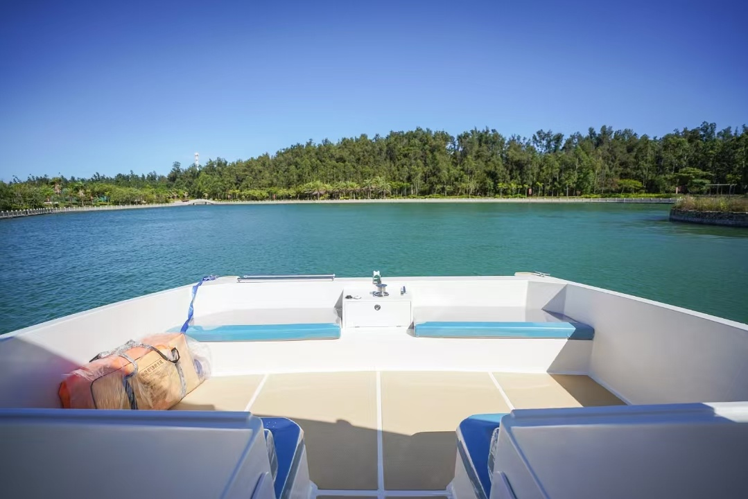 New Design Durable Stable Fiberglass Workboat with High-End Audio System