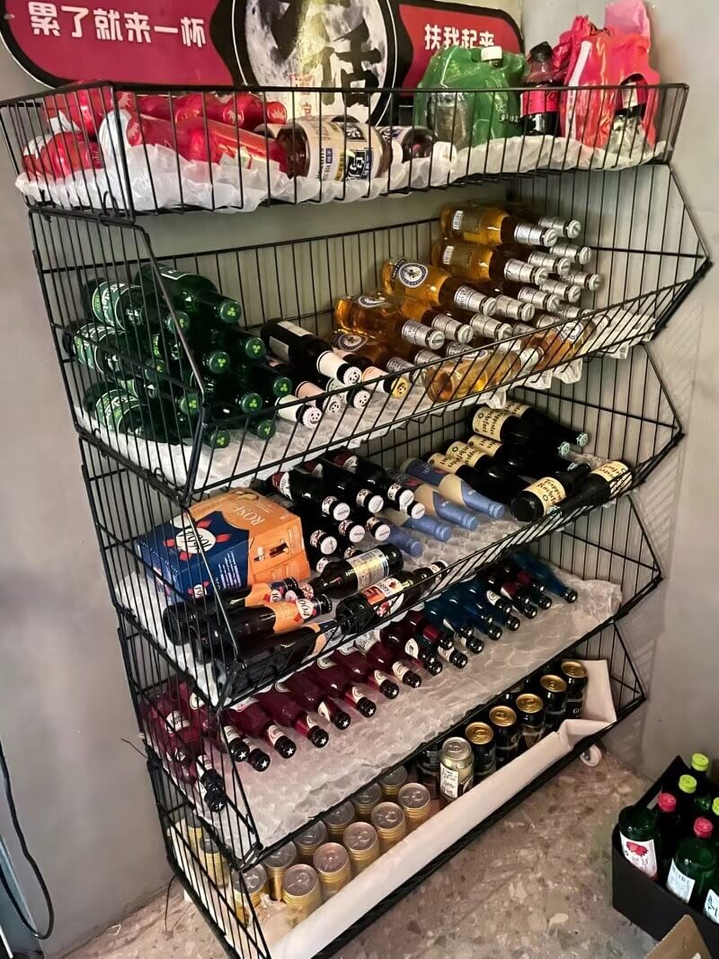 Wire Basket Brush Lipstick Lipgloss Display Stand Cosmetic Display Rack with Billboard Metal Display Shelf