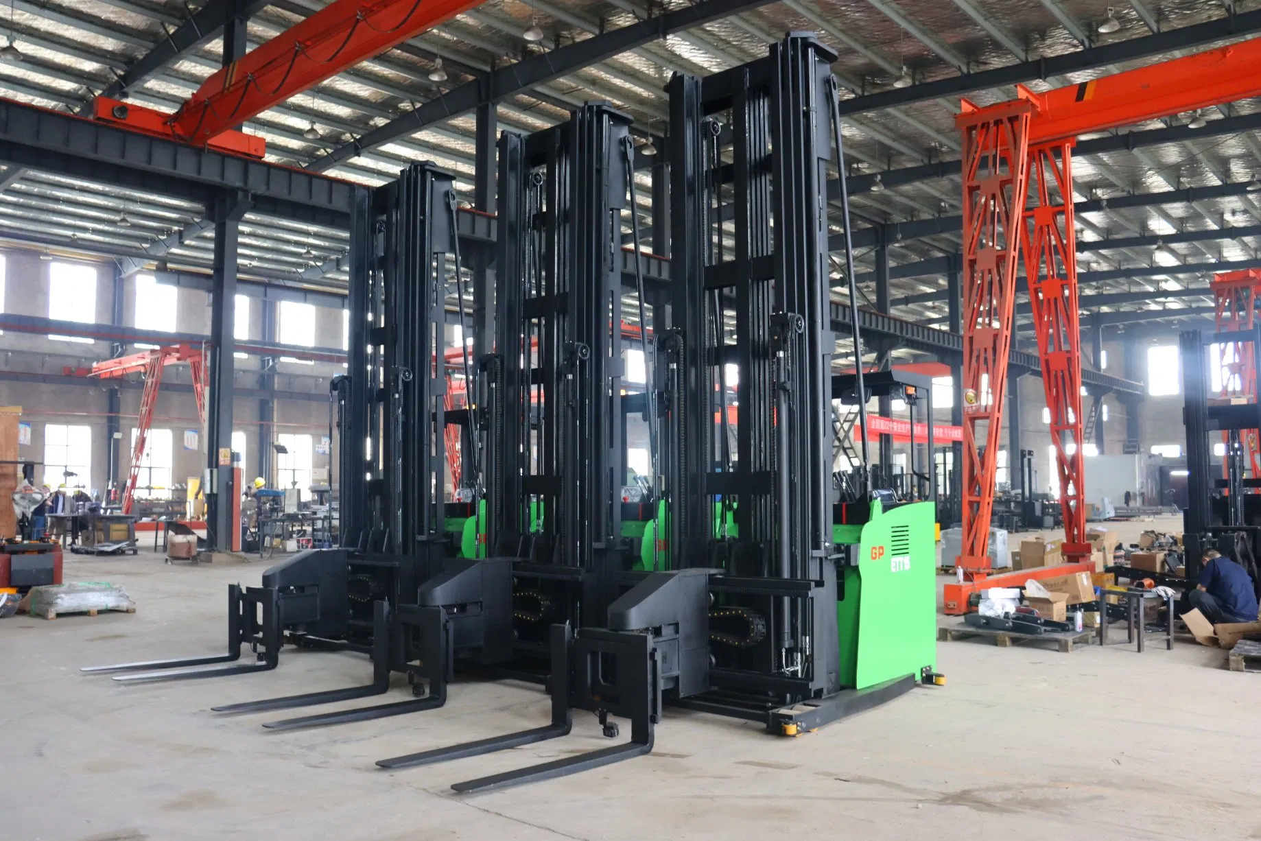 Consistent Quality Safe &amp; Reliable Electric Reach Truck for Industrial Use