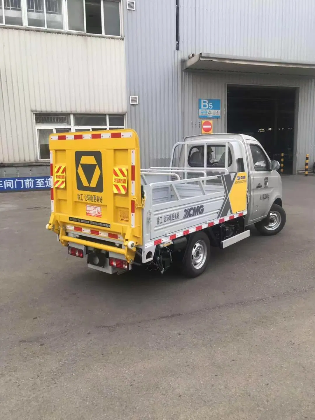 Electric Tail Lift with Robust Design for Heavy Loads