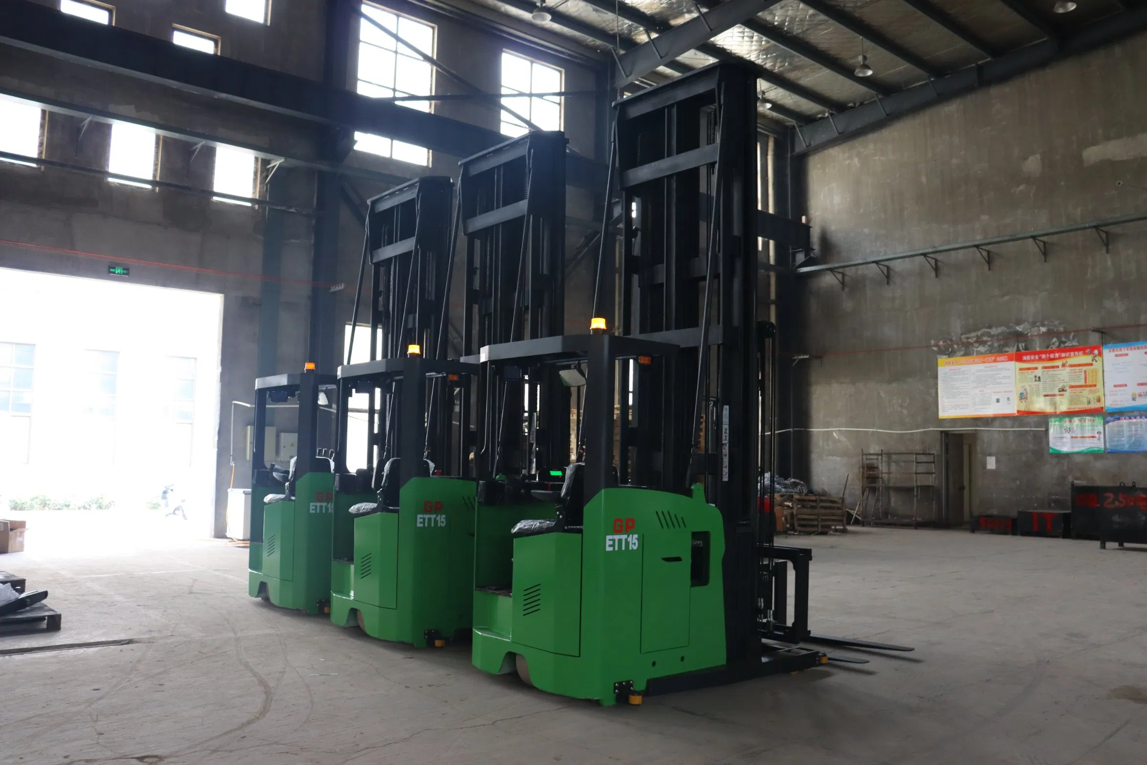 Consistent Quality Safe &amp; Reliable Electric Reach Truck for Industrial Use