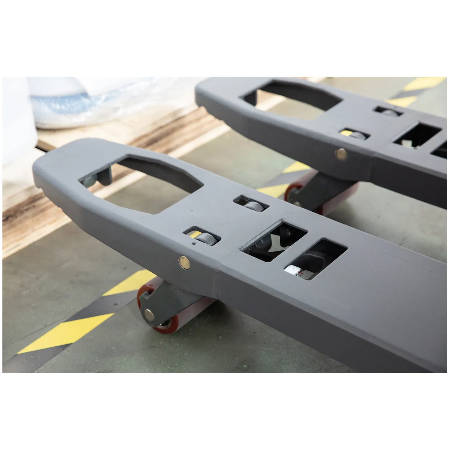 High Precision Electric Pallet Lift Truck with 127X57mm Additional Wheels