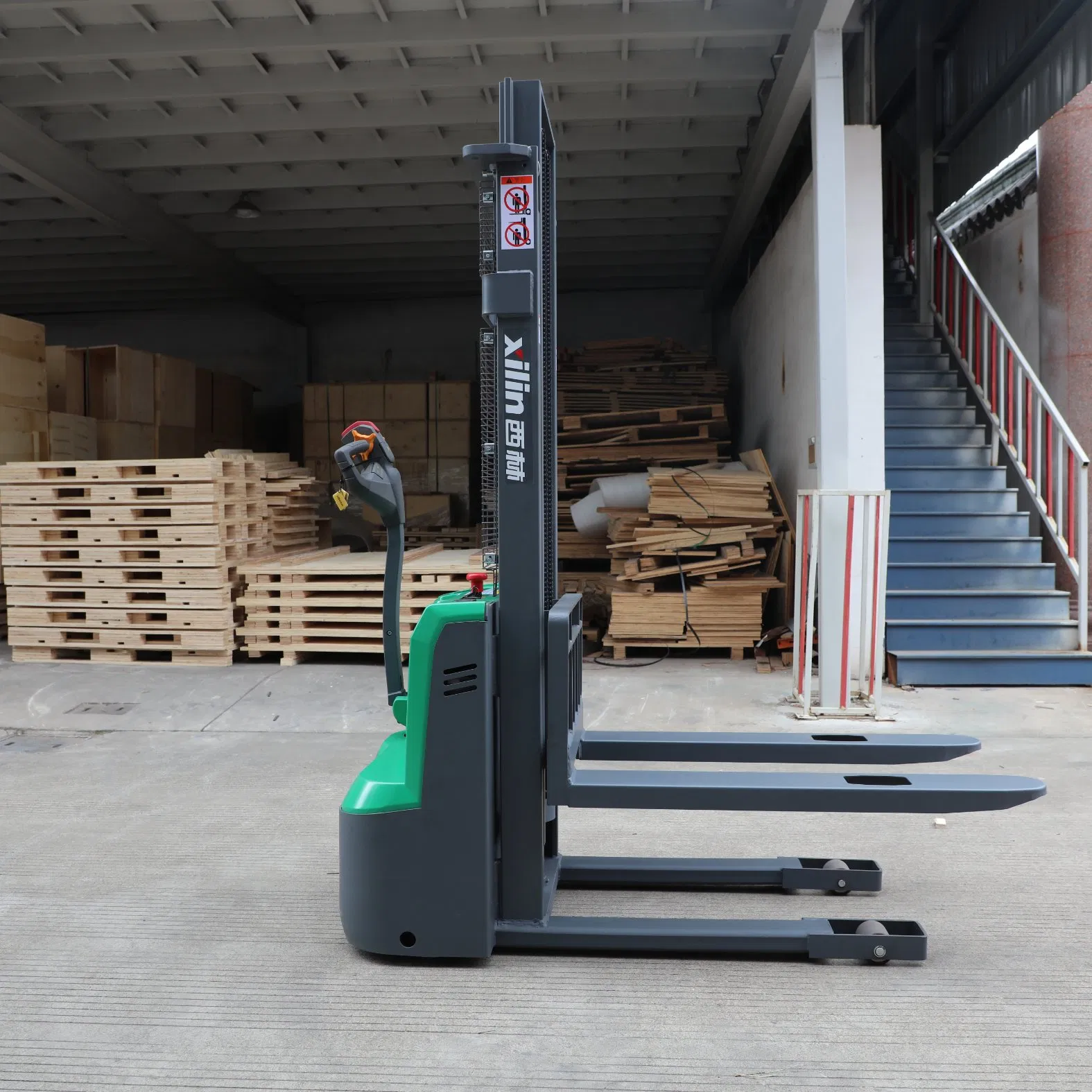 Electric Stacker with Intuitive Standard Handle for Pedestrian Operation