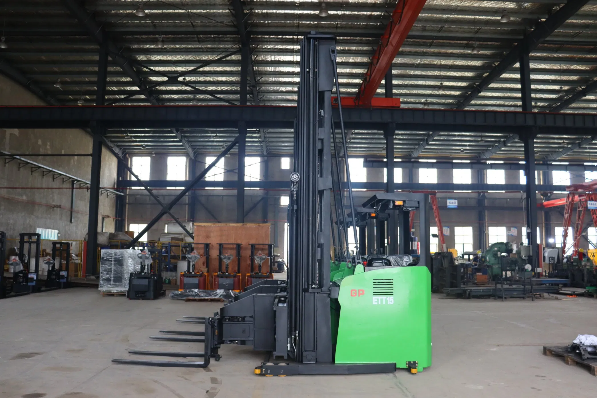 Consistent Quality Safe &amp; Reliable Electric Reach Truck for Industrial Use
