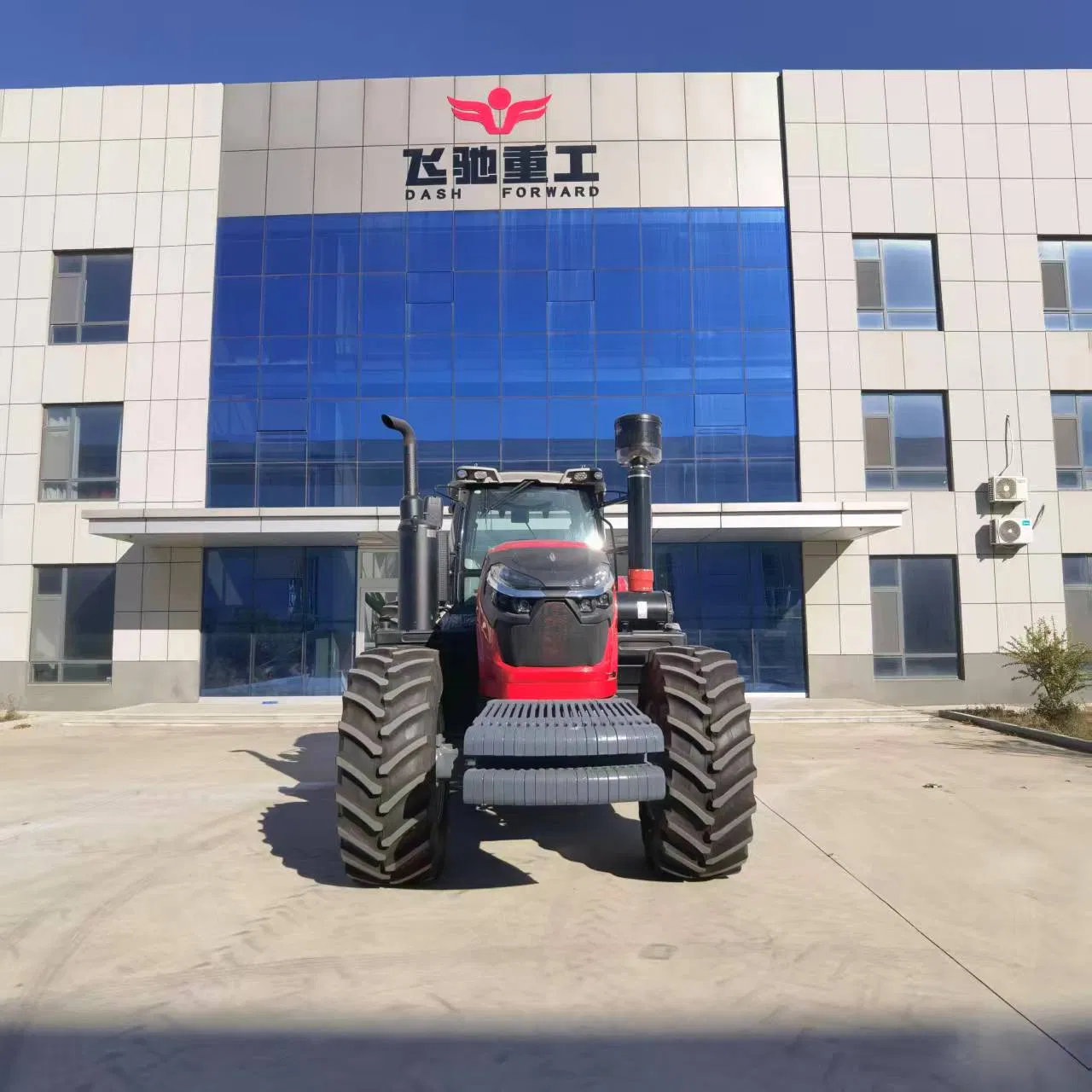 Factory Price Tow Cheap Chinese Lugong Crawler Wheel Spray Small Farming Tractor