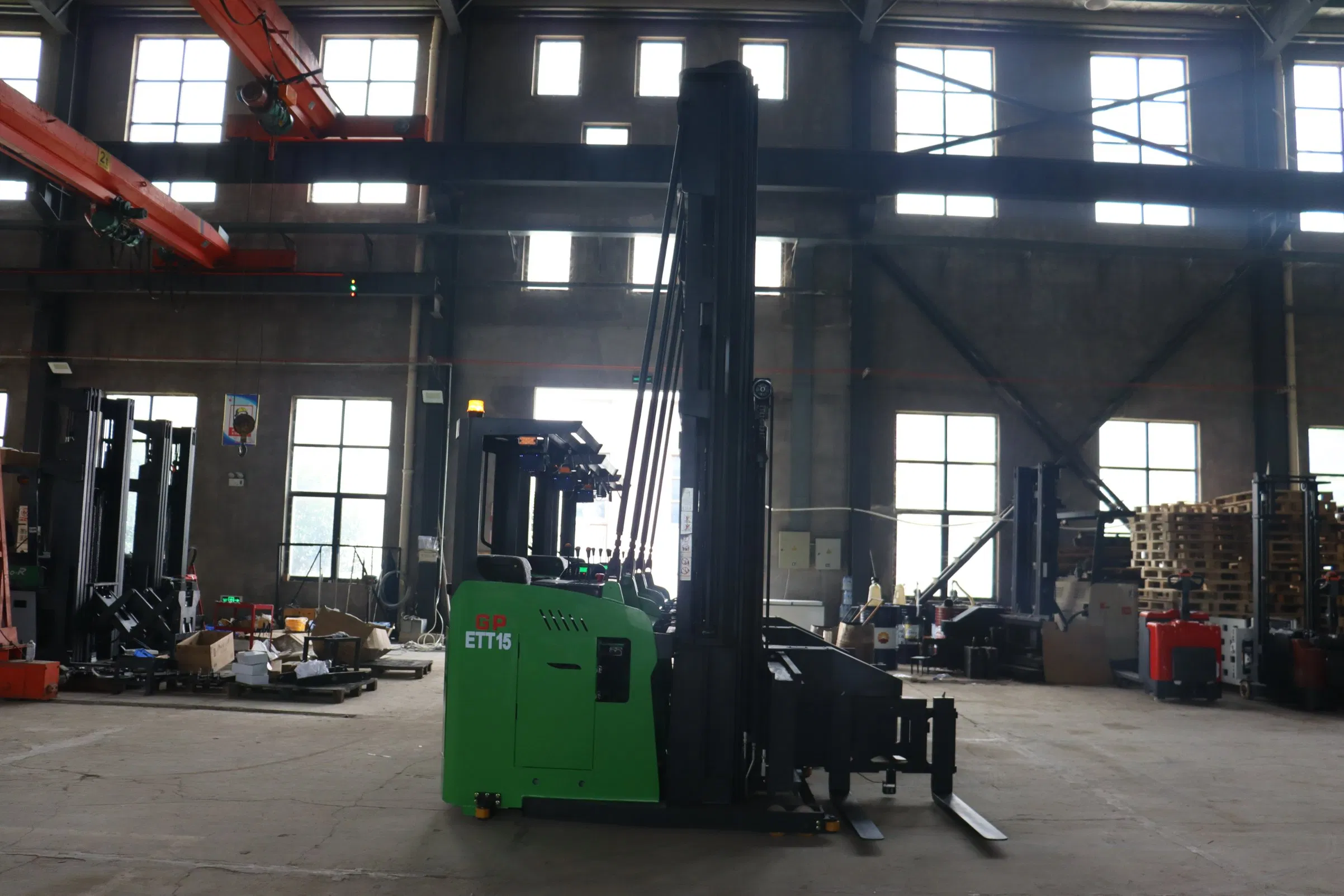 Consistent Quality Safe &amp; Reliable Electric Reach Truck for Industrial Use
