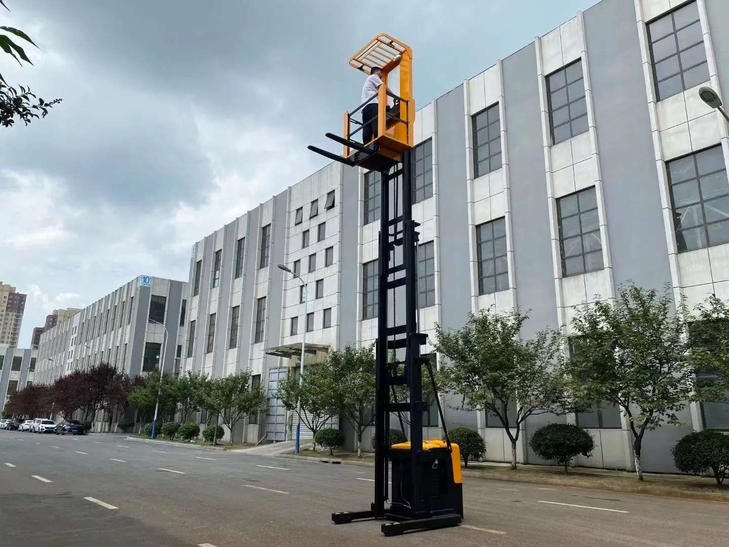 Battery Electric Level Order Picker Forklift 1000 Kg Warehouse