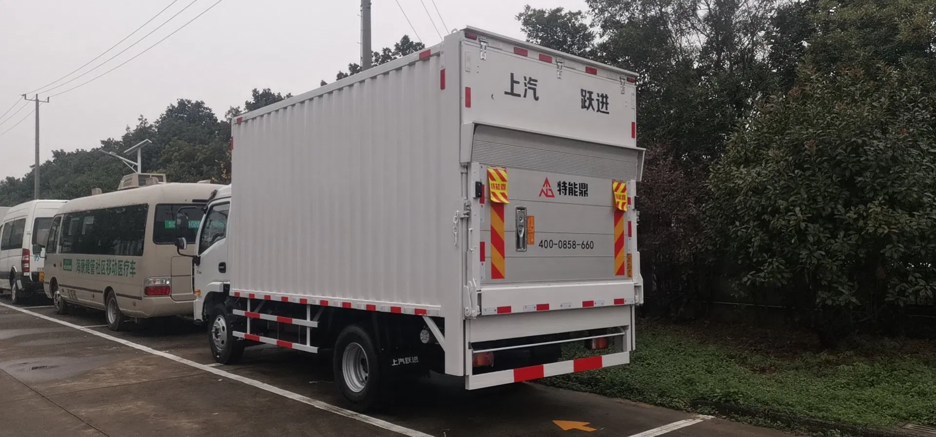 Versatile Hydraulic Tail Lift System for Trucks and Vans