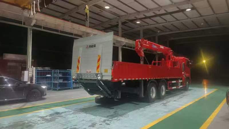 Versatile Electric Tail Lift for Seamless Cargo Handling