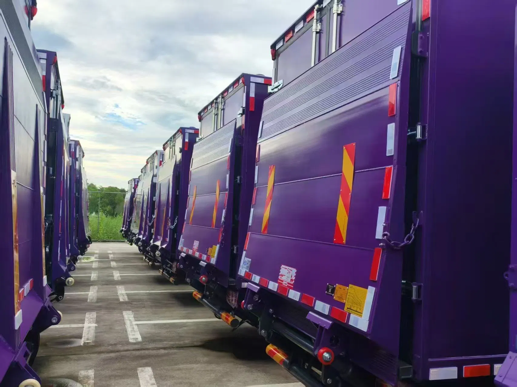 Versatile Tail Lift System for Trucks and Vans with Safety Features