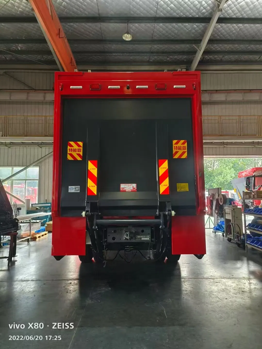 Versatile Electric Tail Lift for Seamless Cargo Handling