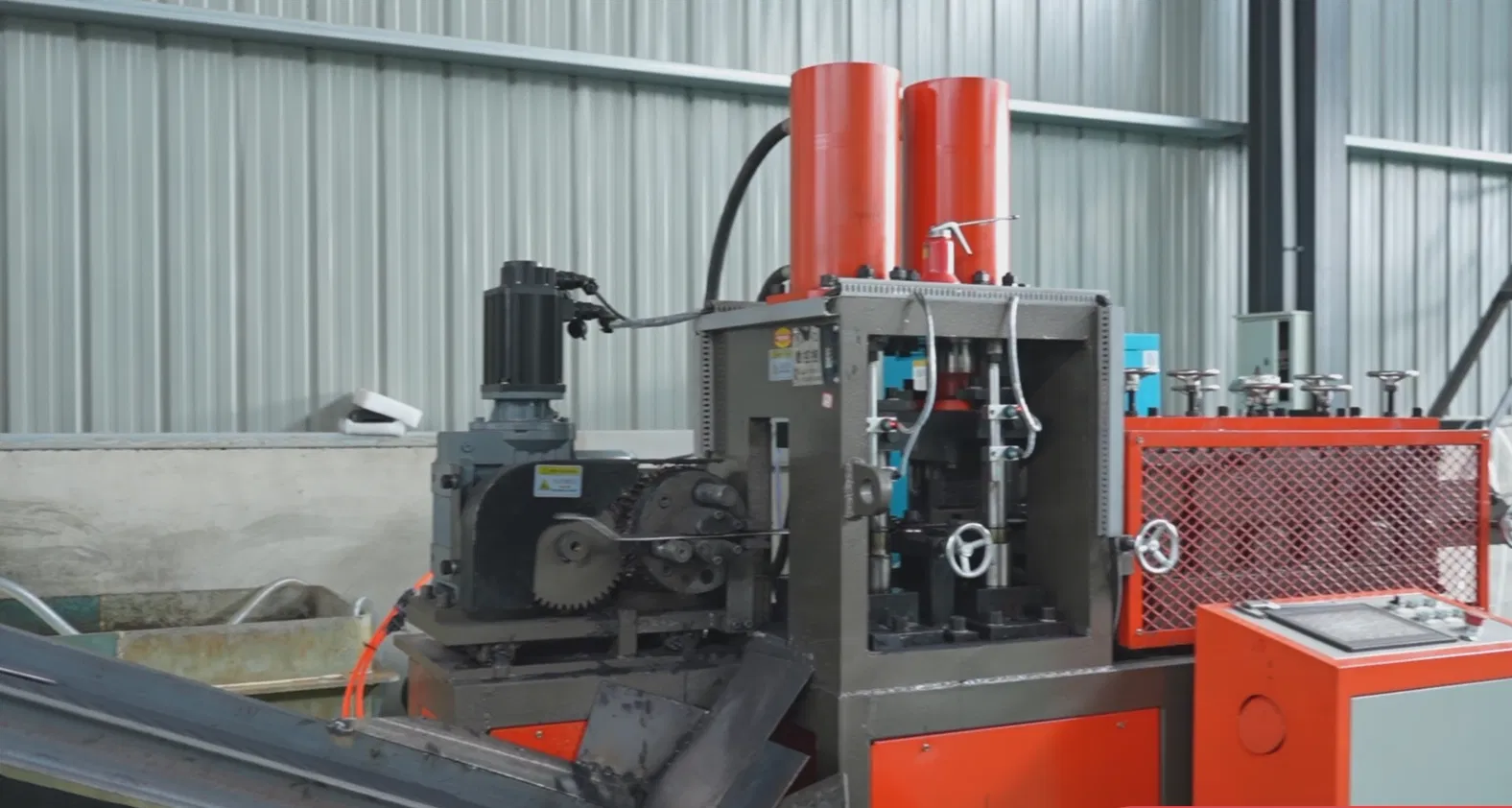 Flat Iron Bending and Clamping Machine: Customization and Mould Included