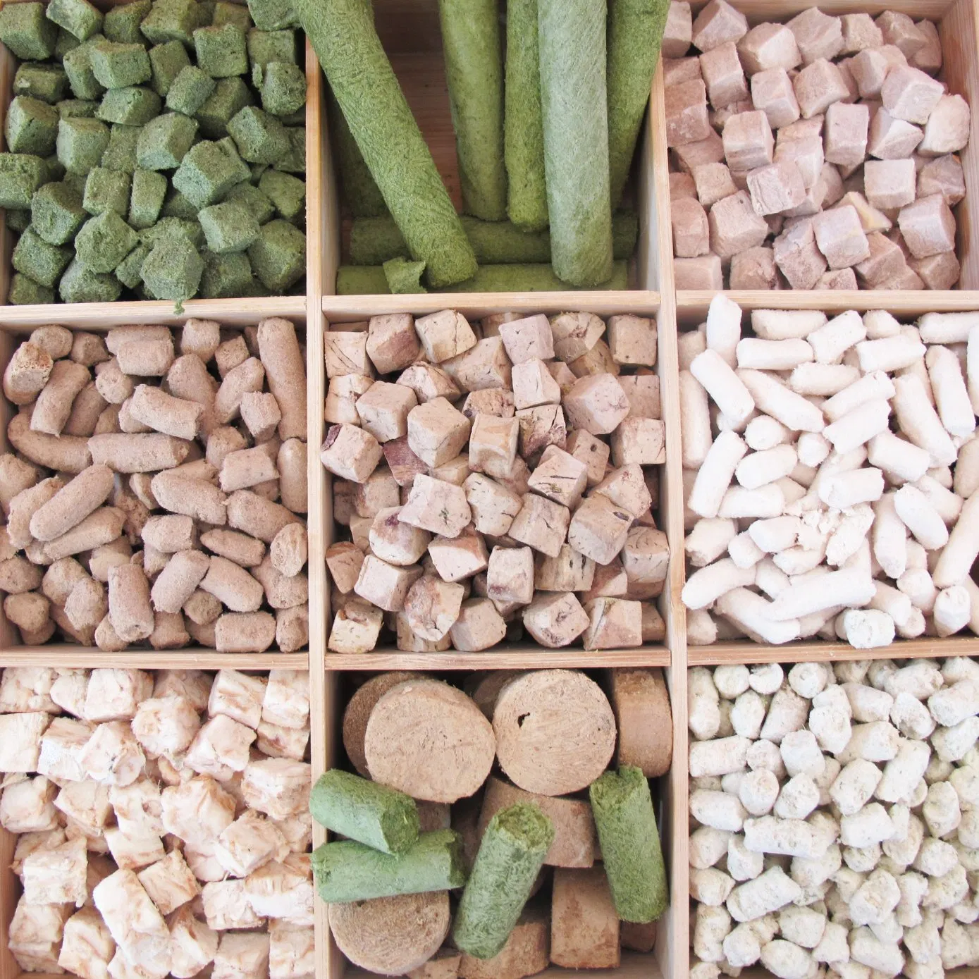 Custom Different Shapes Flavors Freeze-Dried Chicken Liver Granules Pet Food Dog Product Treat Cat Snack