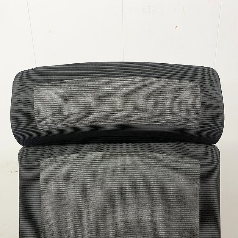 Modern Executive Office Seating with Adjustable Headrest and Contoured Mesh Upholstery