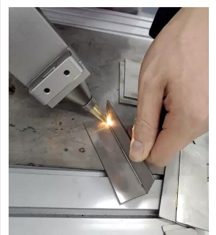 Handheld Fiber 500W/800W/1000W Laser Welding Equipment for Advertising Board Cheap Price