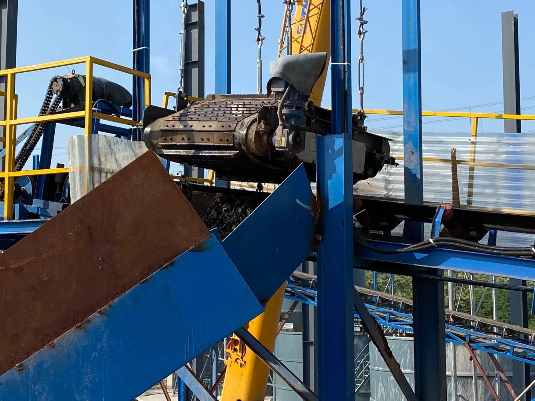 Magnetic Separating System for Steel Scrap Is Used for Separating Aluminum and Plastic