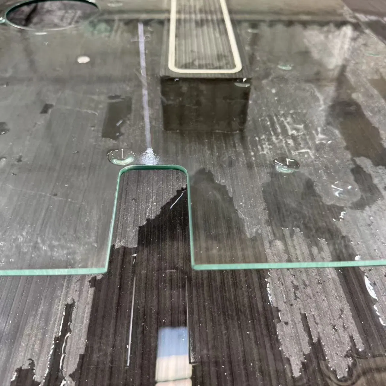 The Core Motor Assembly of The 2026 Equipment's First Fully Automatic Three-Axis CNC Glass Milling Machine Is Used for Cutting, Drilling, and Internal Edge Grin