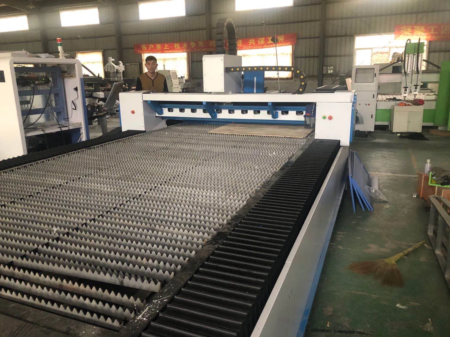 500W 1000W 1500W Laser Fiber for Thin Carbon Steel Stainless Steel Metal Sheet Plate Automatic CNC Fiber Laser Cutting Machine