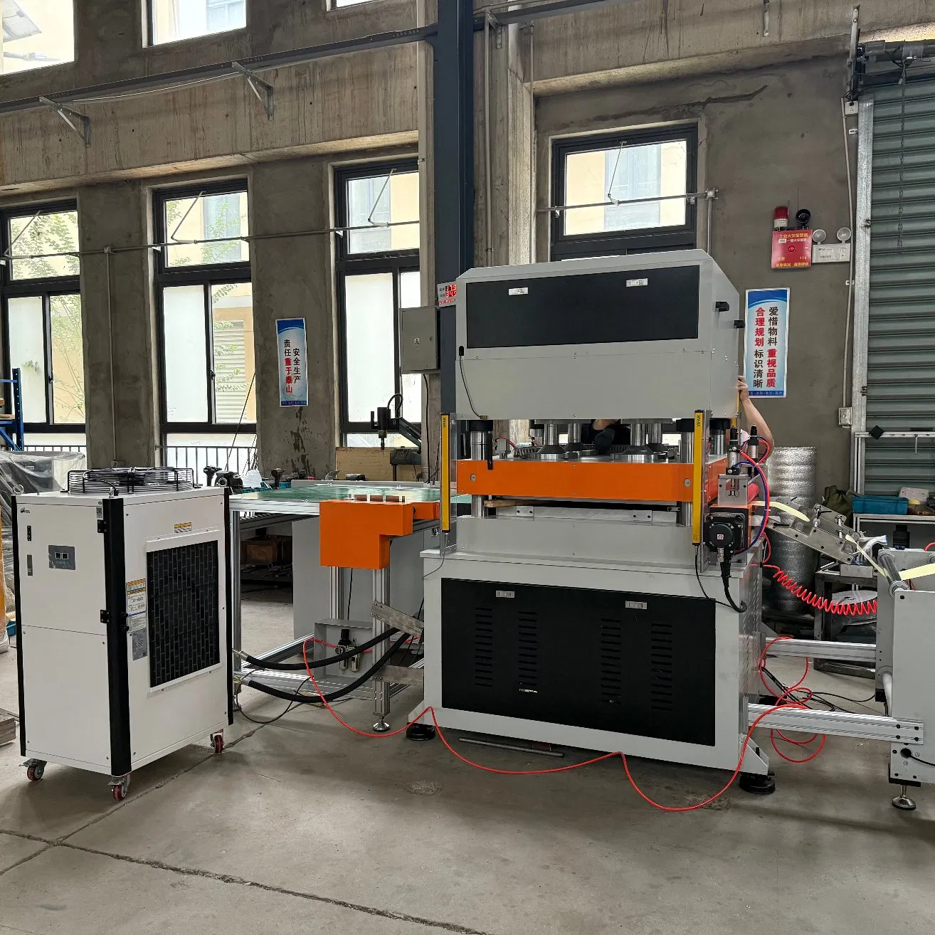 Automatic Flatbed Hydraulic Die Cutting Machine for Chromo Labels, Product Labels