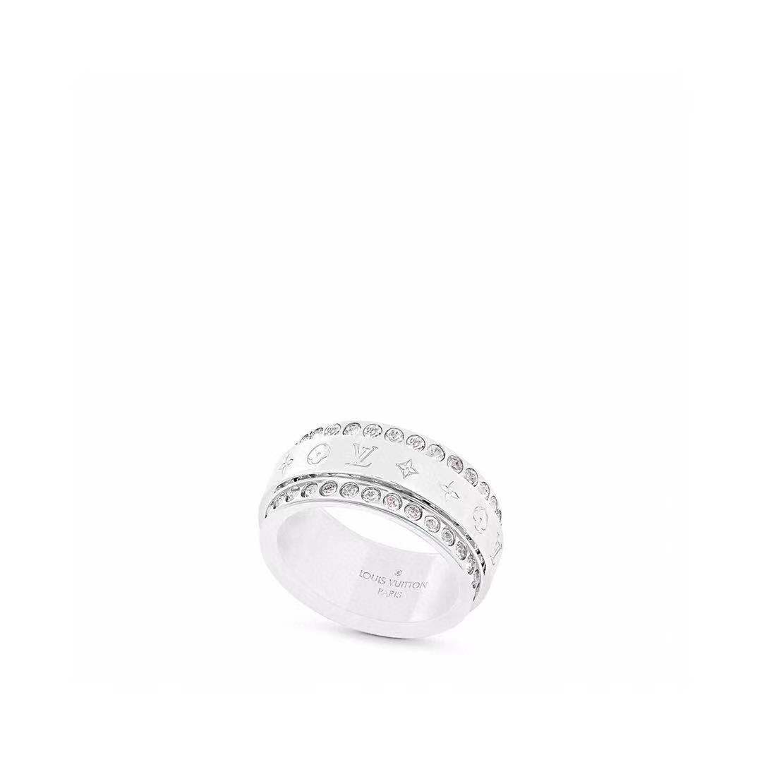 China LV Rings Catch Rings Engraved LV Letters and Monogram Flowers , witness the exquisite craftsmanship of Louis Vuitton. The dazzling crystal is embedded in a different brilliance, and the simple configuration and polishing effect add a delicate texture. Manufacturers, Factory