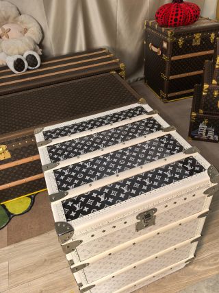 High-Quality White Monogram 3-Drawer Nightstand Trunk Style Record Cabinet Manufacturers, Supplier
