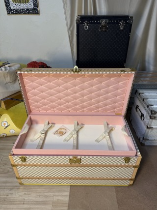 China LV Style Damier Azur Coffee Table Trunk (Custom Pink Lining) Manufacturers, Supplier