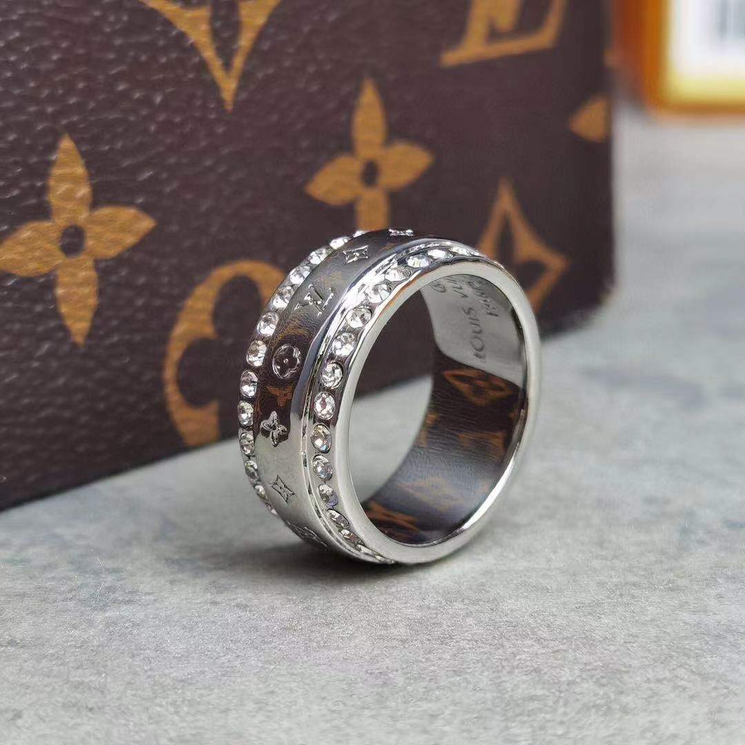China LV Rings Catch Rings Engraved LV Letters and Monogram Flowers , witness the exquisite craftsmanship of Louis Vuitton. The dazzling crystal is embedded in a different brilliance, and the simple configuration and polishing effect add a delicate texture. Manufacturers, Factory