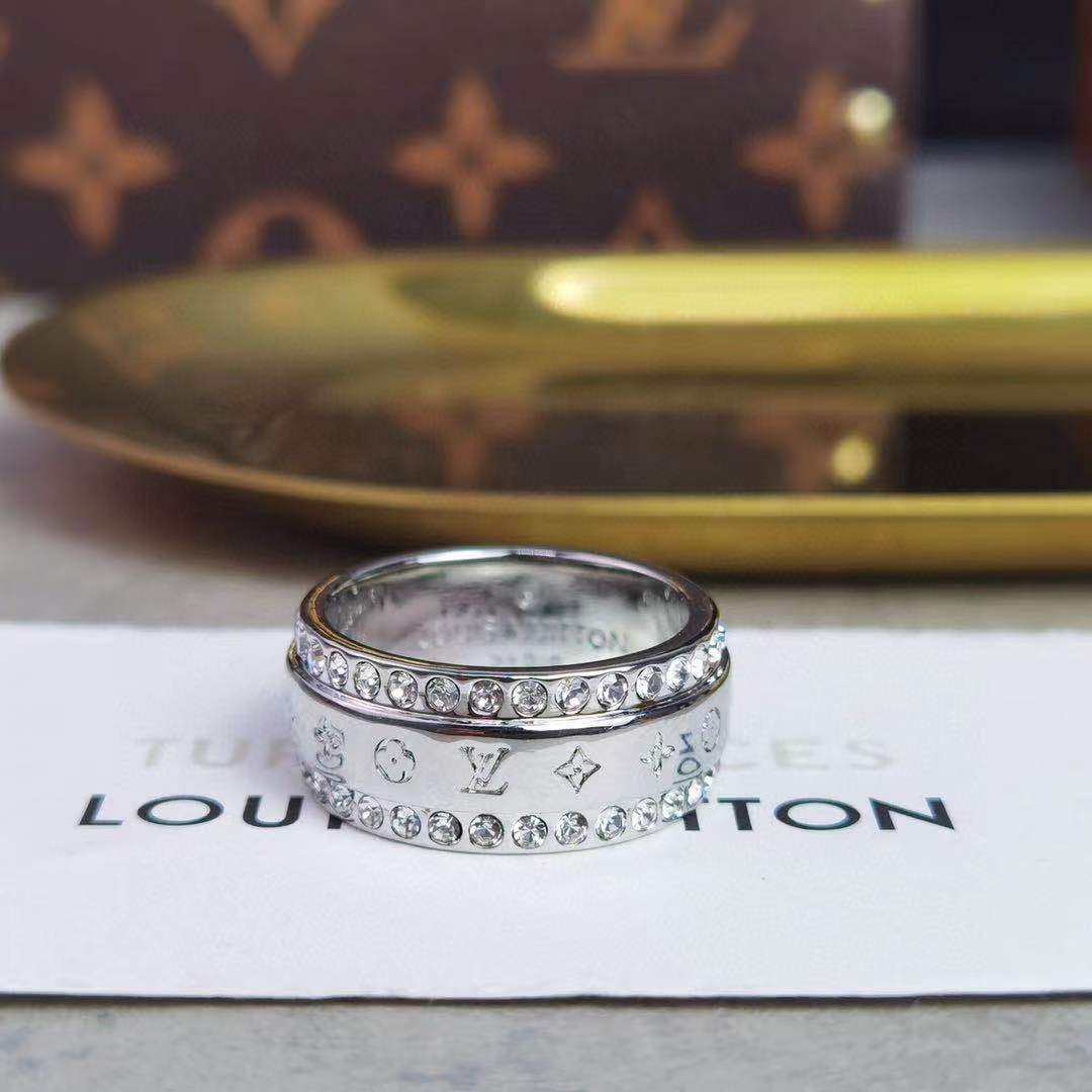 China LV Rings Catch Rings Engraved LV Letters and Monogram Flowers , witness the exquisite craftsmanship of Louis Vuitton. The dazzling crystal is embedded in a different brilliance, and the simple configuration and polishing effect add a delicate texture. Manufacturers, Factory