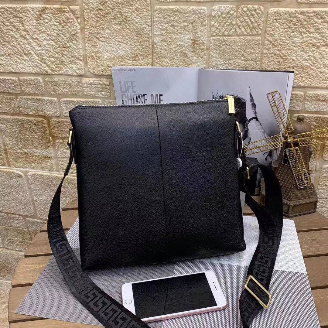 Wholesale High-end original Versace European parallel imports, Versace Versaee men's bag briefcase hand-held messenger bag, Expensive to create a new channel of goods, the ideal choice for energetic men's Original hardware, LOGO is very clear, top original cowhide, quality is beyond doubt, exquisite handwork What I want is to enter the counter and leave the customs without pears. It is absolutely powerful. Size: 29-27-5cm Suppliers, Factories
