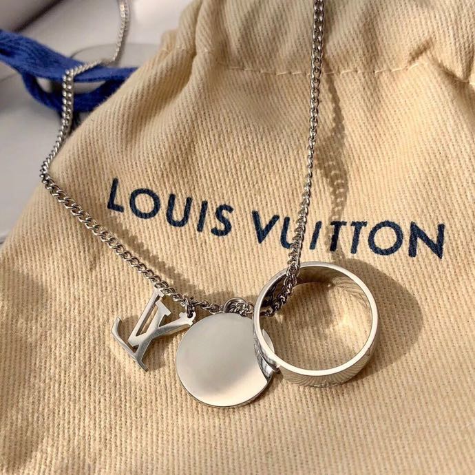 Wholesale The round cake pendant of the old flower, and the ring of the lv old flower, Of course, this ring can be taken off and worn on the hand to make a ring, or it can be hung on a necklace to make a pendant, which is convenient for creating a fashionable look. Manufacturer, Exporters