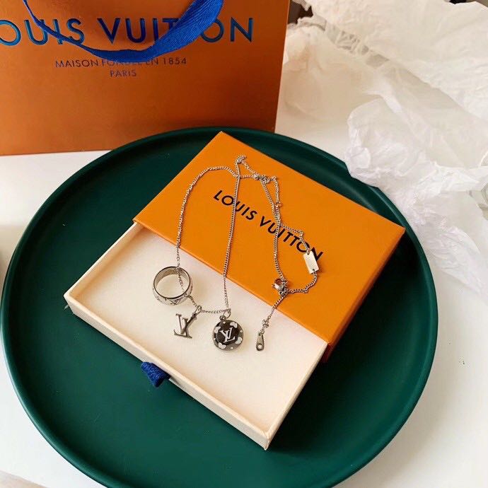 China The size of the two pendants with the words is just not too big, and there is also a ring pendant with an old pattern The point is that this necklace can be buckled with different pendants according to preferences Factory, Products