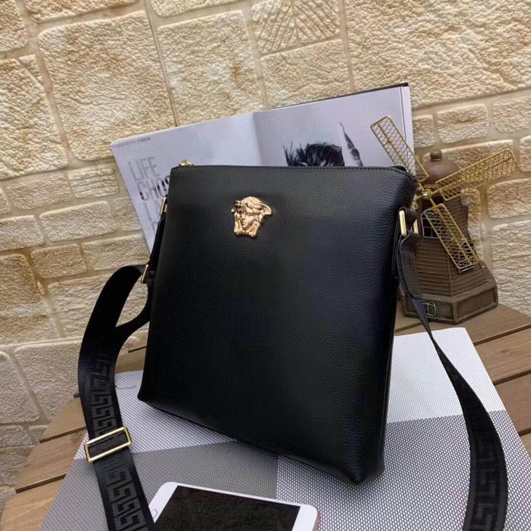 Wholesale High-end original Versace European parallel imports, Versace Versaee men's bag briefcase hand-held messenger bag, Expensive to create a new channel of goods, the ideal choice for energetic men's Original hardware, LOGO is very clear, top original cowhide, quality is beyond doubt, exquisite handwork What I want is to enter the counter and leave the customs without pears. It is absolutely powerful. Size: 29-27-5cm Suppliers, Factories
