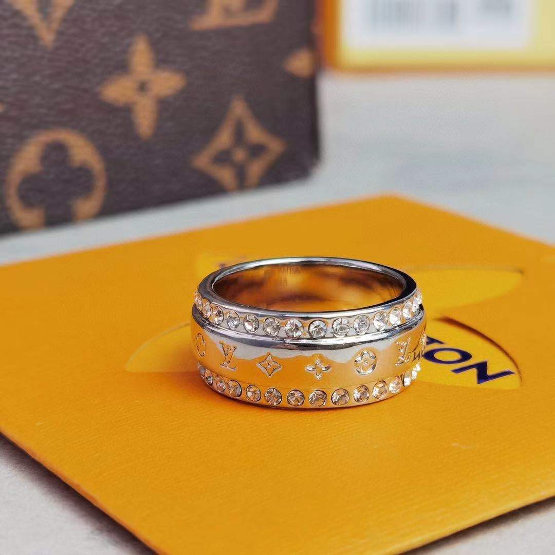 China LV Rings Catch Rings Engraved LV Letters and Monogram Flowers , witness the exquisite craftsmanship of Louis Vuitton. The dazzling crystal is embedded in a different brilliance, and the simple configuration and polishing effect add a delicate texture. Manufacturers, Factory