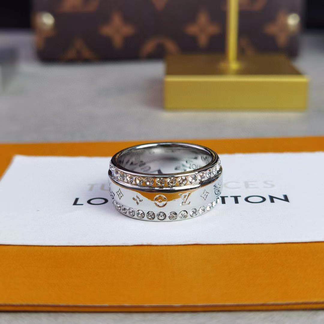 China LV Rings Catch Rings Engraved LV Letters and Monogram Flowers , witness the exquisite craftsmanship of Louis Vuitton. The dazzling crystal is embedded in a different brilliance, and the simple configuration and polishing effect add a delicate texture. Manufacturers, Factory