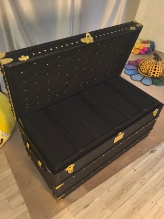 China Custom Black Litchi Leather Trunk Coffee Table - All-Black Interior Suppliers, Exporters