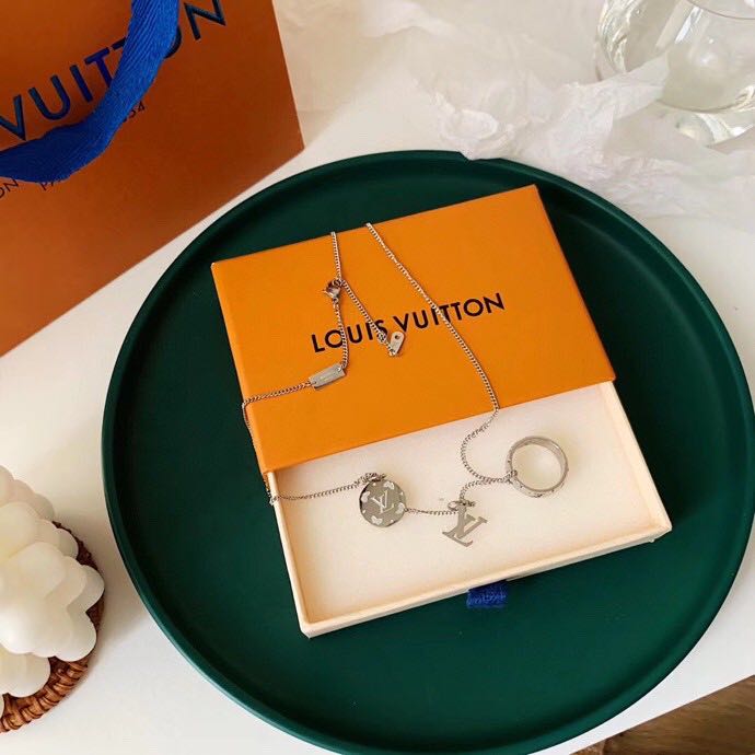 China The size of the two pendants with the words is just not too big, and there is also a ring pendant with an old pattern The point is that this necklace can be buckled with different pendants according to preferences Factory, Products