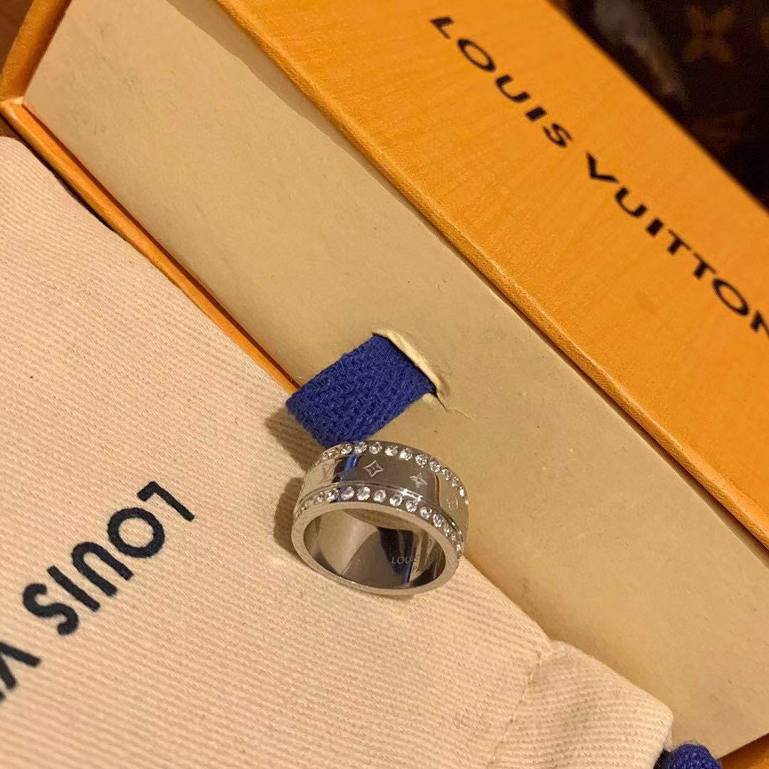 Famous Loins V 2021 Full Print Double Row Diamond Bevel Ring The super classic logo and old flower pattern are easy to create a personalized shape, and the design of the two rows of drills makes the logo of the donkey family more dazzling~ There are not many good-looking accessories to explain, you must fall in love at first sight! ! ! Silver No. 6-10❗️ Comes with a full set of packaging at the counter Factories, Exporter