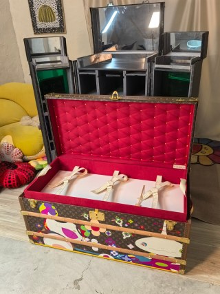 Wholesale Luxury LV Style Monogram Trunk Coffee Table Takashi Murakami Graffiti Art Suppliers, Factory