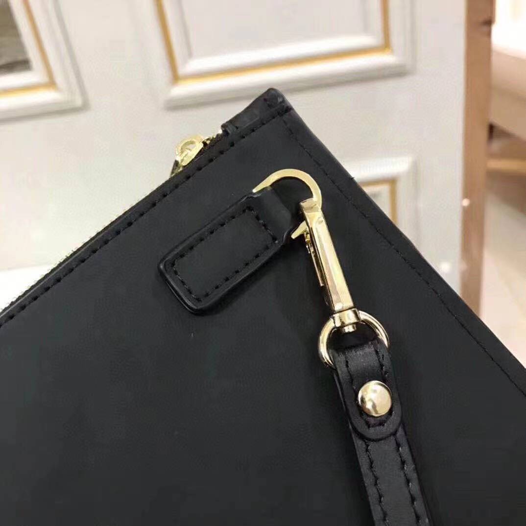 Famous Collector's Edition Limited Edition Black, Italian Leather   With a leather-patterned embossed interlocking double G convenience, it is an everyday must-have. Model: 8043 Size: 28x18 (with gift box) Manufacturer, Products