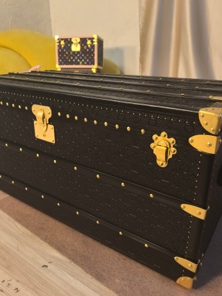 China Custom Black Litchi Leather Trunk Coffee Table - All-Black Interior Suppliers, Exporters
