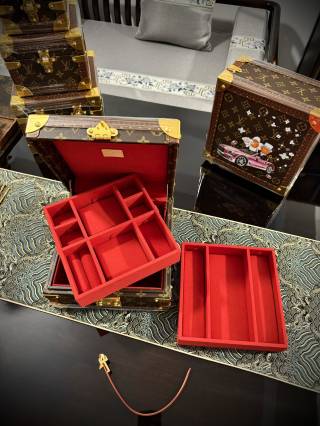 High-Quality Louis Vuitton Style Hand-Painted Cartoon Themed Hard Case Jewelry Box, Luxury Velvet Lined Storage Trunk Multi-Compartment Jewelry Organizer Factory, Exporters