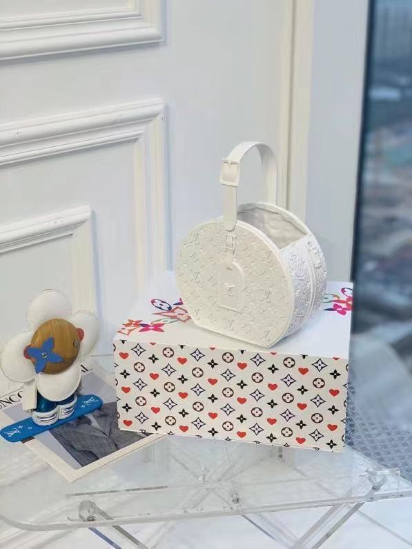 High-Quality This new vase comes from the Home Decor collection Make flowers bloom in a dazzling way The eye-catching shape of the vase is taken from lv's Hat handbag The design is carefully crafted Manufacturer, Exporter