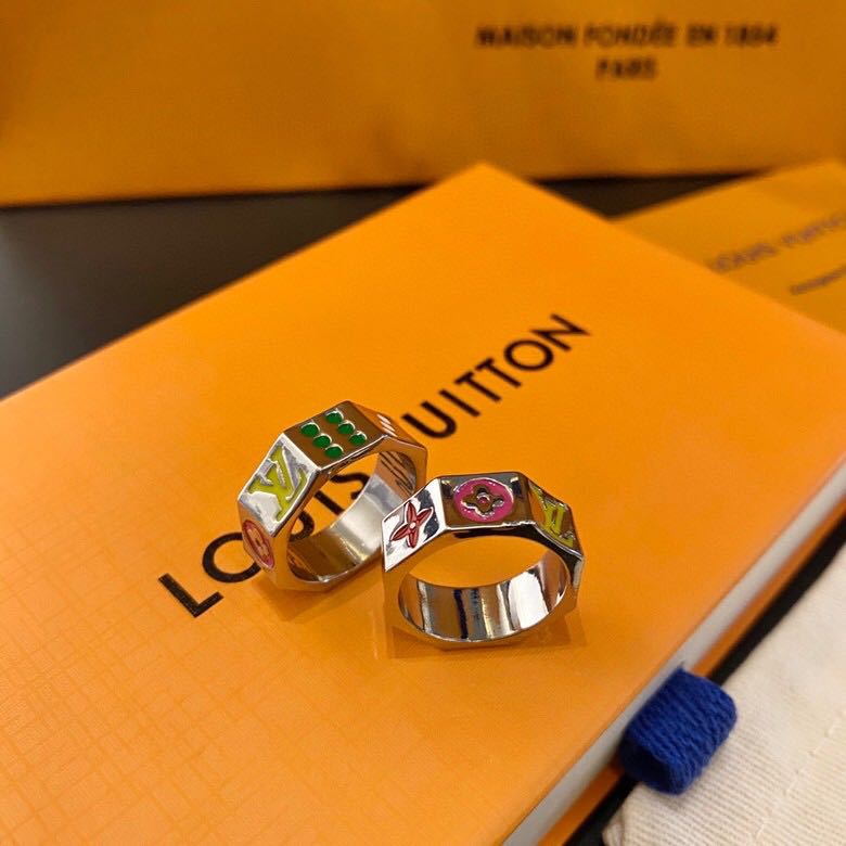 Wholesale 1v God of Gamblers Ring LV Play-It ring with witty touches of Louis Vuitton logo and Monogram flowers , arrange it on the multi-faceted metal ring together with the dice-like dots, Unleash visual impact. Suppliers, Exporter